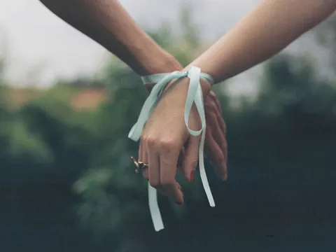 Em không cần cố gắng nữa đâu. Cái gì nhiều quá sẽ trở nên rẻ rúng...