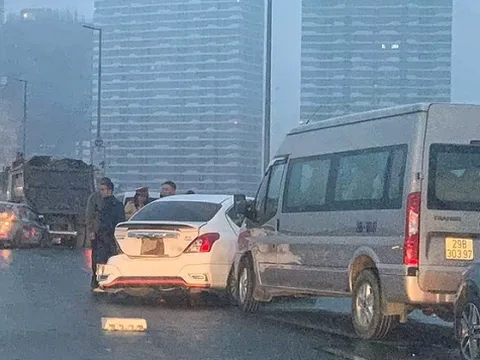 Tai nạn liên tiếp trên cầu Nhật Tân, 5 ô tô hư hỏng nặng