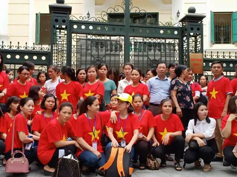 Giáo viên hợp đồng Hà Nội: 'Gáo nước lạnh' và canh cánh nỗi lo 'theo nghề, nghề phụ'