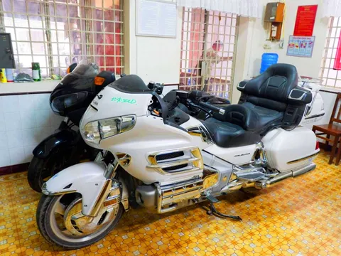 Tạm giữ xe mô tô trị giá trên 1 tỷ đồng nhập lậu qua biên giới