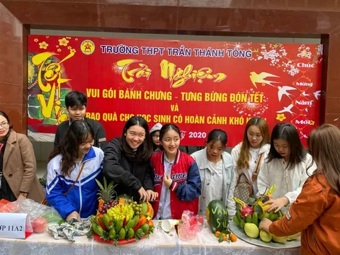 Học sinh trường THPT Trần Thánh Tông vui gói bánh chưng - tưng bừng đón tết