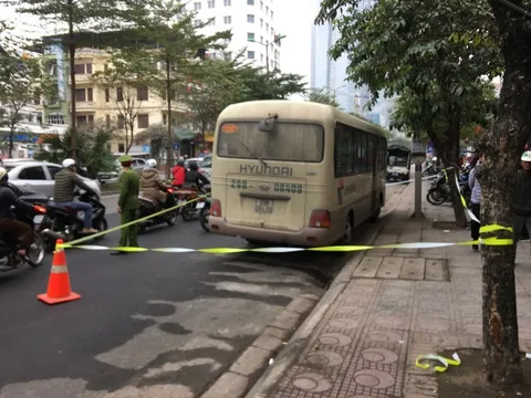 Nam tài xế xe khách chết gục trên vô lăng, cửa xe có vết máu ở Hà Nội