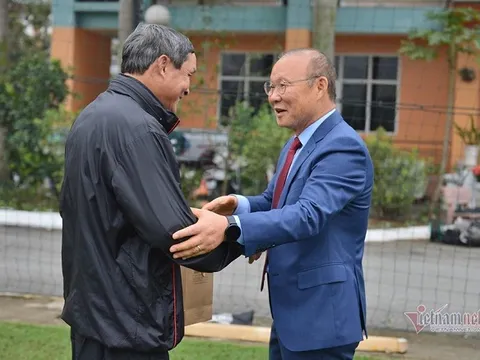 Thầy Park tặng quà chúc Tết ông Mai Đức Chung trước khi về Hàn Quốc