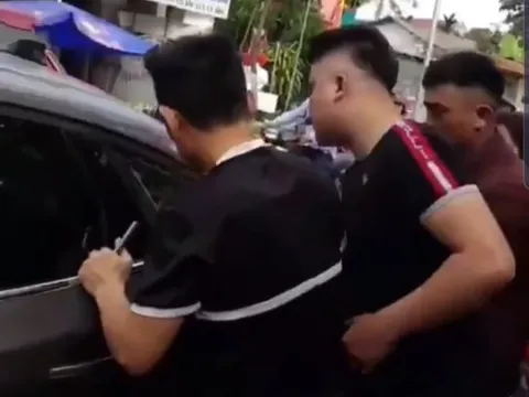 Bố bỏ quên chìa khóa, 2 bé gái bị mắc kẹt hoảng loạn trên xe ô tô