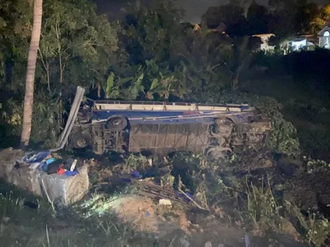 Xe khách chở 46 người lao xuống ruộng vào đêm mùng 1 Tết