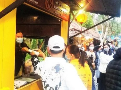 Hội An phát miễn phí khẩu trang y tế cho du khách