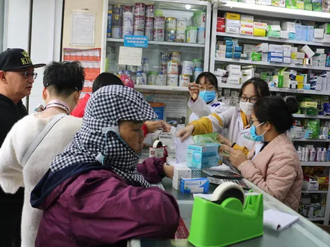 Tăng giá lên gấp đôi, khẩu trang y tế vẫn 'cháy hàng' vì dân đổ xô đi mua phòng virus corona