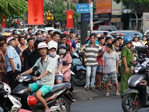 TP HCM: Nam thanh niên cầm lựu đạn cố thủ trong nhà