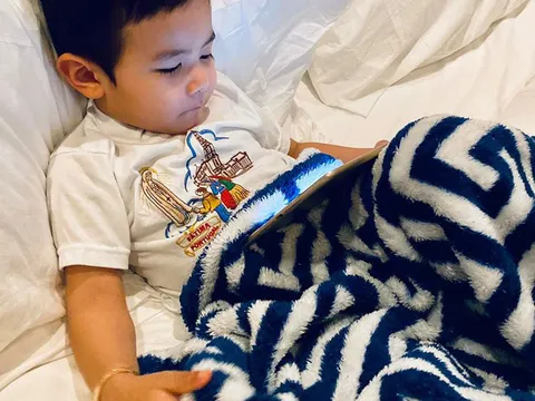 Giữa diễn biến bất thường của dịch Corona, bà xã Đan Trường tiết lộ con trai đã sốt 3 ngày