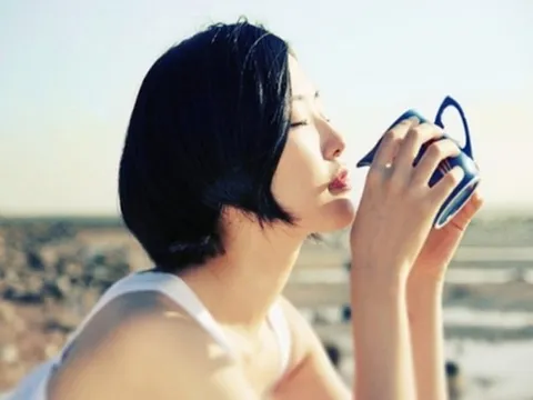 Hãy nhớ: Đàn bà hơn nhau ở số dư trong tài khoản ngân hàng chứ không phải tấm chồng