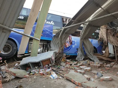 Danh tính 3 nạn nhân tử vong vụ xe khách va chạm xe tải ở Bình Dương