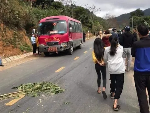 Va chạm với xe khách, 3 người trong một gia đình tử vong