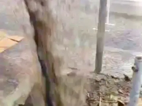 Đường ống nước sinh hoạt bị vỡ, phun lên nước đen ngòm, người dân hoang mang