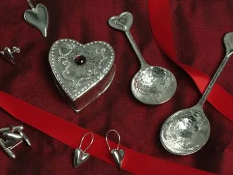 Các tập tục lạ kì trong ngày Valentine trên thế giới