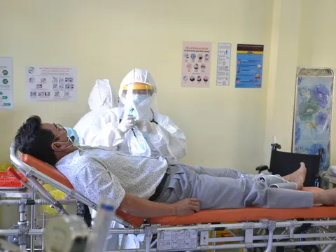 Bệnh viện dã chiến TP.HCM cách ly, theo dõi 8 người về từ Trung Quốc trở về