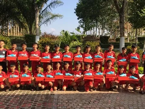 Văn Toàn mua 30 đôi giày tặng đàn em ở học viện HAGL