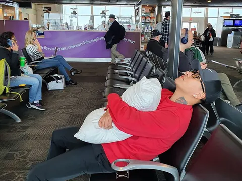 Tuấn Hưng đăng ảnh ngủ tại sân bay sau khi vợ bày tỏ thái độ bức xúc trên trang cá nhân
