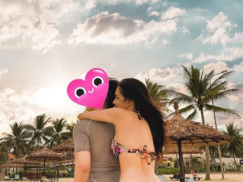 Hương Giang diện bikini nóng bỏng, tình tứ ôm trai lạ trên bờ biển