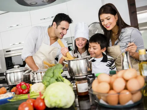 Lạ lẫm nồi niêu xoong chảo tặng chị em phụ nữ ngày 8/3