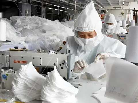 Trung Quốc ồ ạt sản xuất khẩu trang, tăng tới 116 triệu chiếc một ngày