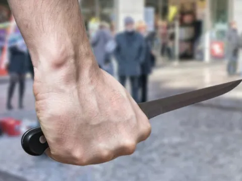 Mâu thuẫn khi đánh bài, người đàn ông tấn công khiến 3 người thương vong