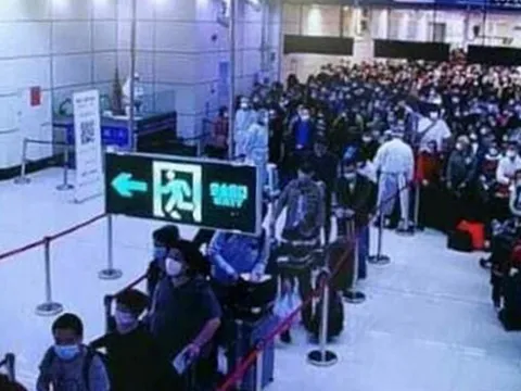 Người dân Trung Quốc ồ ạt về nước, xếp hàng đông nghịt tại sân bay