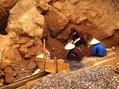 Nghệ An: Người phụ nữ bị đá rơi trúng tử vong tại chỗ khi đang mót quặng