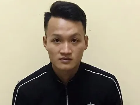 Tạm giữ lái xe taxi bỏ chạy, hất chiến sĩ CSGT lên nắp capo