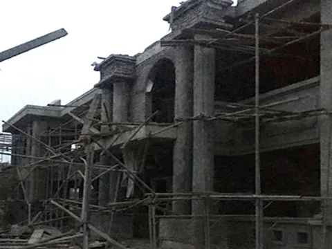 Công trình trụ sở xã bất ngờ bị đổ sập, 1 thợ xây tử vong