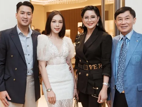 Người mẫu Linh Rin nhận được quà và lời cám ơn từ ông Johnathan Hạnh Nguyễn