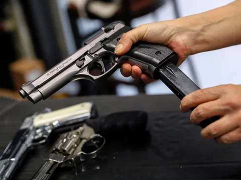 Dịch Covid-19 bùng phát, dân Hungary đổ xô đi mua súng để tự vệ