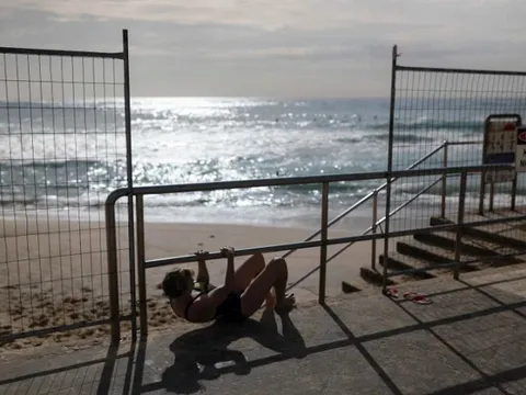 Người dân Australia vượt rào đi bơi, bất chấp lệnh phong tỏa bãi biển