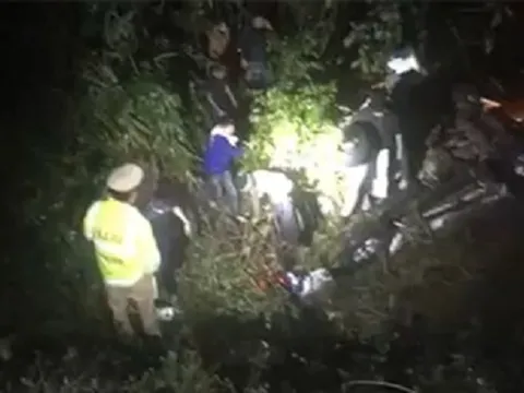 Xe bán tải lao xuống mương khiến 6 người thương vong ở Quảng Ninh