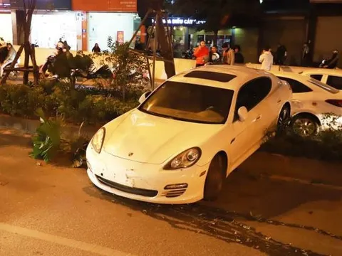 Hà Nội: Tài xế nghi đột quỵ, mất lái tông đổ nhiều cây xanh