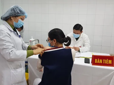 Nữ tình nguyện viên đầu tiên tiêm vắc xin COVID-19 của Việt Nam liều cao nhất