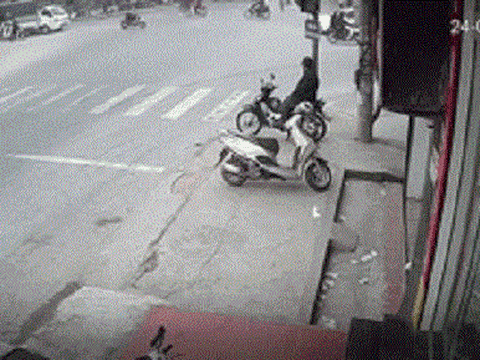 Vượt đèn đỏ, hai người phụ nữ đâm vào xe tải tử vong