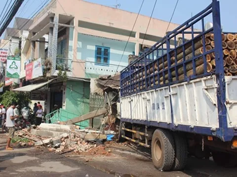 Xe tải mất lái gây tai nạn liên hoàn 'ủi sập' nhà dân