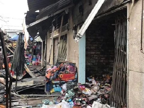 Cháy lớn thiêu rụi 3 ki-ốt tại chợ Bình Triệu lúc rạng sáng