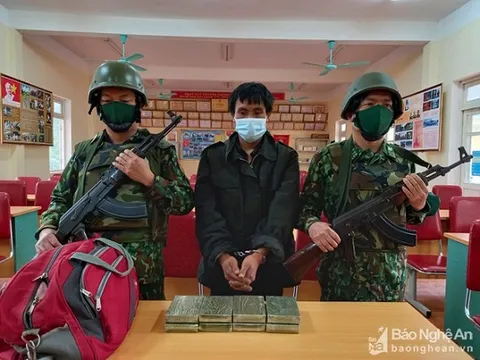 Bắt giữ nam thanh niên vận chuyển 8 bánh heroin từ Lào về Nghệ An
