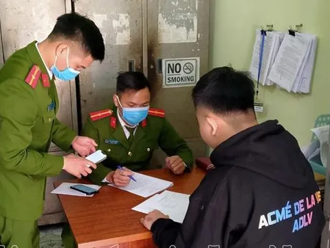 2 thanh niên bị xử phạt vì khoe video đốt pháo trên Facebook