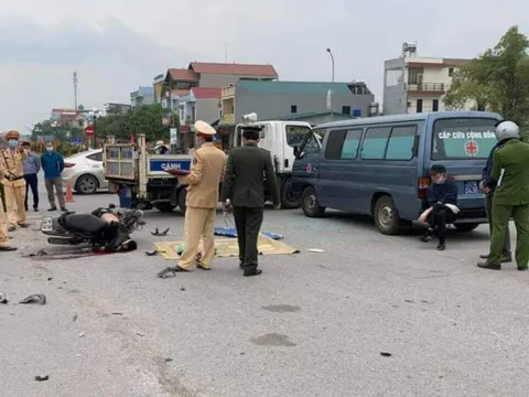 Xe máy va chạm với ô tô, nam thanh niên tử vong tại chỗ