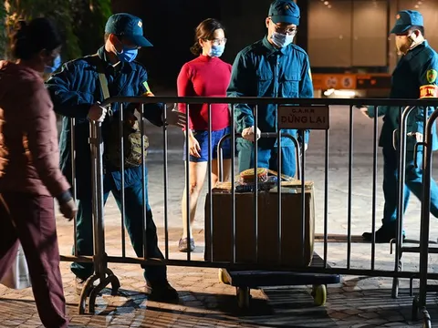 'Cách ly nhưng không được cách lòng'