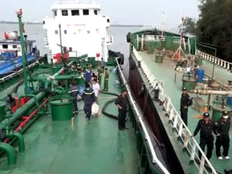 Bắt thêm 2 tàu và khởi tố 3 bị can trong đường dây xăng giả