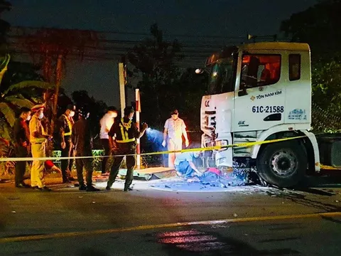 Xe máy đâm vào đầu xe container, 2 anh em tử vong