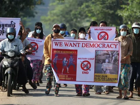 Chính biến tại Myanmar: Hơn 600 sĩ quan cảnh sát tham gia biểu tình với người dân