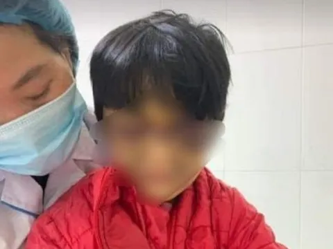 Hải Dương: Bé gái 6 tuổi bị mẹ đẻ bạo hành thâm tím mặt