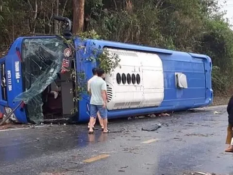 Kon Tum: Xe khách lật trên quốc lộ, 19 người bị thương