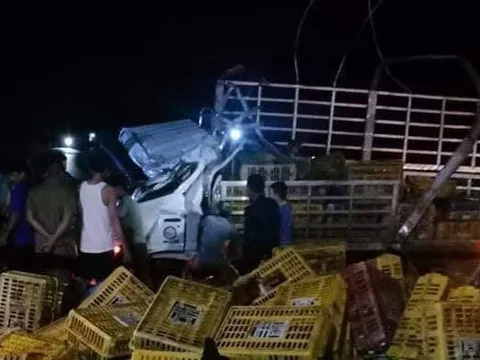 Xe chở gà mất lái lật trong đêm, 2 người tử vong