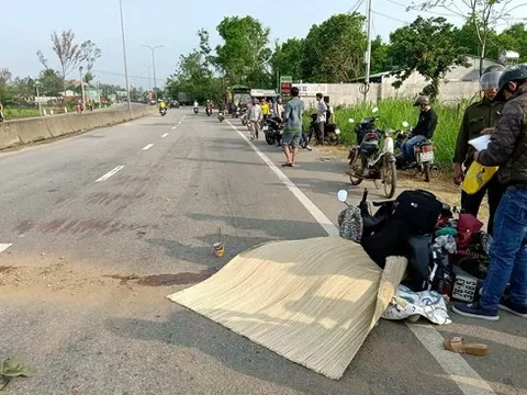 Quay lại nhặt mũ bảo hiểm, người phụ nữ bị xe tải đâm tử vong