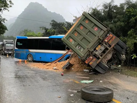 Xe khách tông trực diện xe tải, 3 người đàn ông tử vong tại chỗ